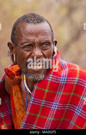 Porträt eines Masai Mann in traditioneller Kleidung, Massai Mara, Kenia. Stockfoto