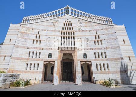 Die westliche Fassade der Basilika der Verkündigung in Nazaret, Galiläa, Israel. Stockfoto