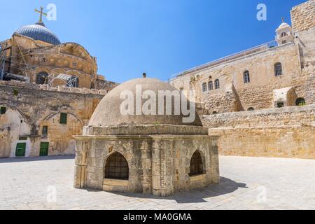 Die Kuppel in der Mitte des Daches der Kirche des Heiligen Grabes, gesteht Licht zu St. Helena's Crypt und Dome äthiopische Kloster in Jerusalem, ISR Stockfoto