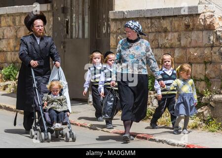 Einen traditionellen orthodoxen jüdischen Familie mit dem Kind auf der Mea Shearin Straße in Jerusalem, Israel. Stockfoto