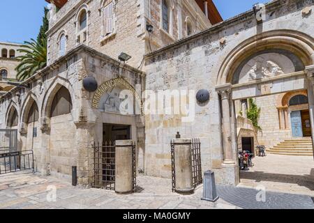 Stationen des Kreuzes Nummer III und IV im armenischen Viertel von Jerusalem, Israel. Stockfoto