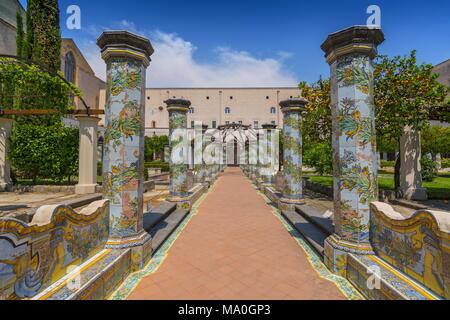 Sonnige Kreuzgang von Buyer mit Majolika-fliesen aus Kloster Santa Chiara in Neapel, Italien eingerichtet. Stockfoto