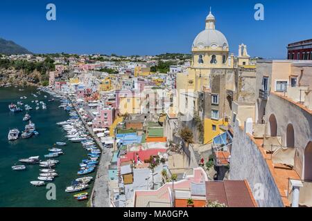 Morgenlicht über Marina della Corricella, Dorf der Fischer auf der Insel Procida in der Nähe von Neapel, Italien. Stockfoto