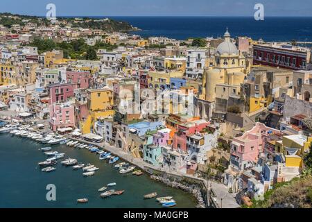Morgenlicht über Marina della Corricella, Dorf der Fischer auf der Insel Procida in der Nähe von Neapel, Italien. Stockfoto