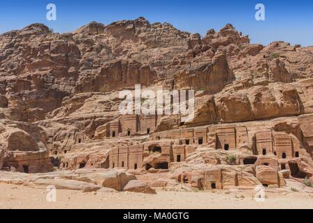 Blick auf große Klippe Grab geschnitzt von den wunderschönen farbenprächtigen Sandstein in die antike Stadt Petra, Jordanien. Stockfoto