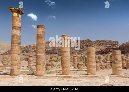 Spalten im Großen Tempel nabatäische Stadt Petra, Jordanien. Stockfoto