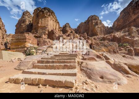 Steinerne Treppen in Richtung der hohen Ort des Opfers, Petra, Jordanien. Stockfoto