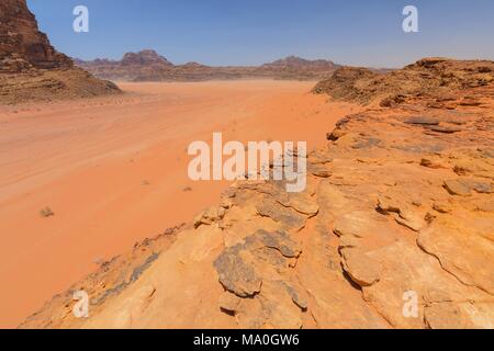 Rötlichen Sand und Felsen Landschaften in die Wüste des Wadi Rum, Jordanien. Stockfoto