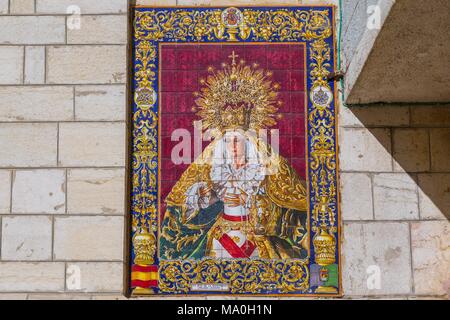 Die keramische Fliesen-, schrie Madonna von Malaga auf der Fassade der Kirche St. Maria von der Qual (Via Dolorosa) Auch die Kirche der Leiden des Ma bekannt Stockfoto