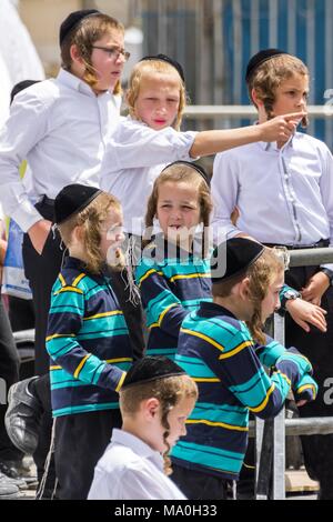 Orthodoxen Jungen auf den Hof der Schule in Mea Shearim Bezirk, Jerusalem, Israel. Stockfoto