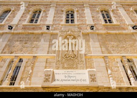 Kreuz an der Fassade der Armenischen Kirche Unserer Lieben Frau von der Krampf Gedenktafel in Erinnerung an die armenischen Märtyrer, alte Stadt muslimisch-arabischen Viertel, Israel Jer Stockfoto