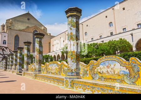 Sonnige Kreuzgang von Buyer mit Majolika-fliesen aus Kloster Santa Chiara in Neapel, Italien eingerichtet. Stockfoto