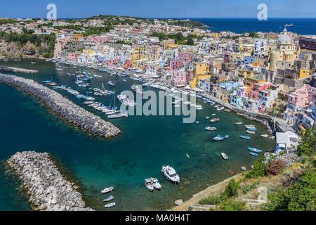 Marina della Corricella, Dorf der Fischer auf der Insel Procida in der Nähe von Neapel, Italien. Stockfoto