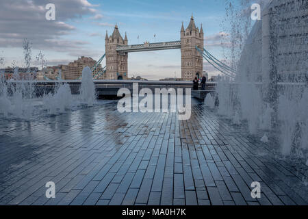 Weitwinkelaufnahme der Tower Bridge durch die Brunnen auf der South Bank der Themse in London, Southwark. Stockfoto