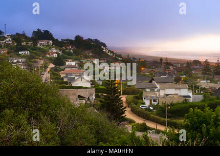 Panoramablick auf die wohlhabenden Stadt am Strand von Santo Domingo, V Region, Chile Stockfoto