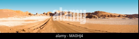 Straße und Salz im "Valle de la Luna" (spanisch für Moon Valley), San Pedro de Atacama, Los Flamencos National Reserve, Atacama-wüste, Antofa Stockfoto