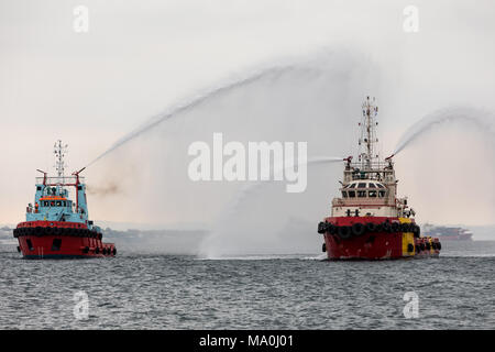 Thessaloniki, Griechenland - 7. Oktober 2017: Feuer Schiffe wirft Wasser während erlischt bei einem Brand in einer Übung im Hafen von Thessaloniki Stockfoto