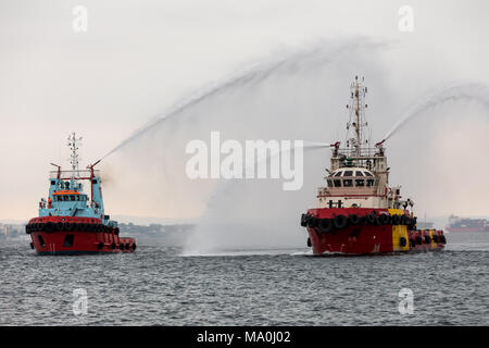 Thessaloniki, Griechenland - 7. Oktober 2017: Feuer Schiffe wirft Wasser während erlischt bei einem Brand in einer Übung im Hafen von Thessaloniki Stockfoto