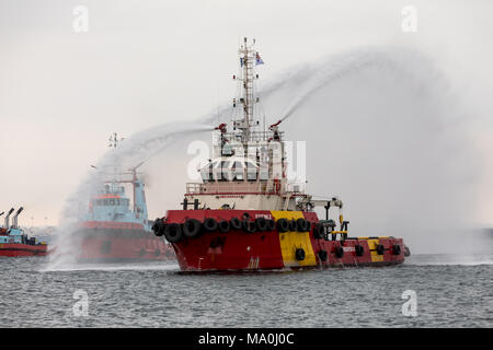 Thessaloniki, Griechenland - 7. Oktober 2017: Feuer Schiffe wirft Wasser während erlischt bei einem Brand in einer Übung im Hafen von Thessaloniki Stockfoto