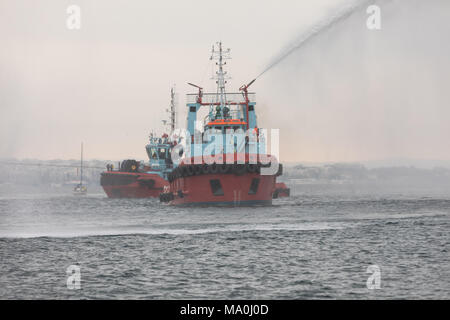 Thessaloniki, Griechenland - 7. Oktober 2017: Feuer Schiffe wirft Wasser während erlischt bei einem Brand in einer Übung im Hafen von Thessaloniki Stockfoto