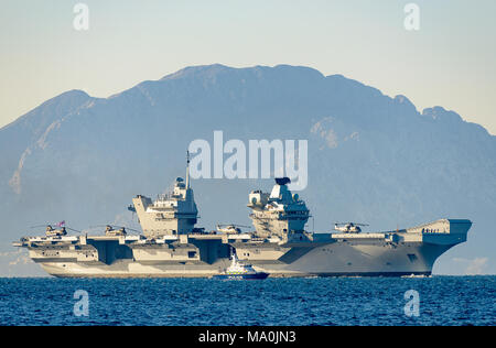 HMS Queen Elizabeth kommt auf Jungfernfahrt nach Gibraltar Stockfoto