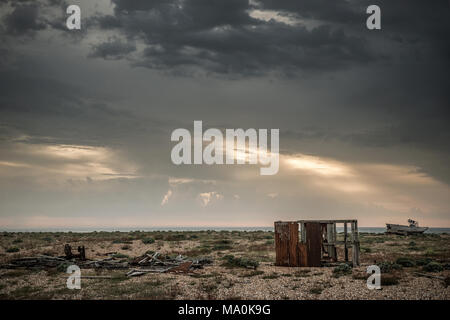 Die Reste einer alten Dose Hütte auf der Kiesstrand in Dungeness in Kent, auf der linken Seite befinden sich die Überreste von dem, was aussieht wie ein ähnliches Gebäude, Das s Stockfoto