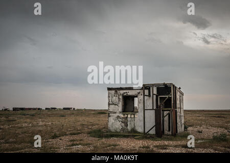 Eine alte verlassene Gebäude auf der Kiesstrand in Dungeness in Kent, einer der vielen alten Hütten, Schuppen, Boote und Gebäuden, die an die e zurückgelassen wurden Stockfoto