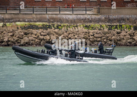 Offiziere vom Ministerium der Verteidigung Polizei Marine Einheit auf Patrouille in Portsmouth Harbour, UK am 24. April 2017. Stockfoto