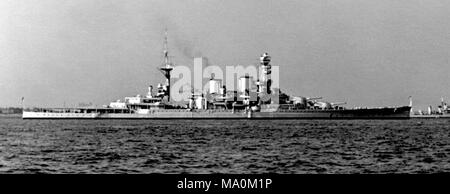 AJAXNETPHOTO. Mai, 1937. SPITHEAD, England. - BIG GUNS - SCHLACHTSCHIFF HMS REPULSE (32.000 Tonnen) GESEHEN BEI SPITHEAD WÄHREND DES MAI 1937 Krönung Flotte überprüfen. Schiff WAR VERLOREN AUS MALAYA 3 Tage nach dem japanischen Angriff auf Pearl Harbor. Fotograf: unbekannt © DIGITAL IMAGE COPYRIGHT AJAX VINTAGE BILDARCHIV QUELLE: AJAX VINTAGE BILDARCHIV SAMMLUNG REF: 52001 3 5 37 Stockfoto