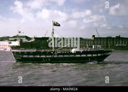 AJAXNETPHOTO. - 21. Januar, 1977. PORTSMOUTH, England. - Hölzerne Wand zurück - T.S. FOUDROYANT (EX TRINCOMALEE) unter TOW EINGABE HAFEN NACH DEN JÜNGSTEN EINBAUEN. Foto: Jonathan Eastland/AJAX REF: 2772101 4774 Stockfoto