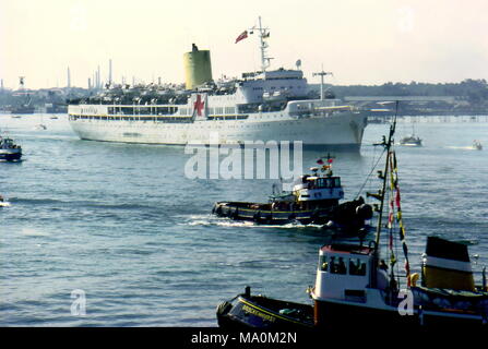 AJAXNETPHOTO. 1982. SOUTHAMPTON, England. - Verwundet zurück - DAS KRANKENHAUS SCHIFF UGANDA RÜCKKEHR IN SOUTHAMPTON 1982 DURCHFÜHRUNG DER VERWUNDETEN VON DEN FALKLANDINSELN KONFLIKT. Foto: Jonathan Eastland/AJAX. REF: 910574 UGANDA. Stockfoto