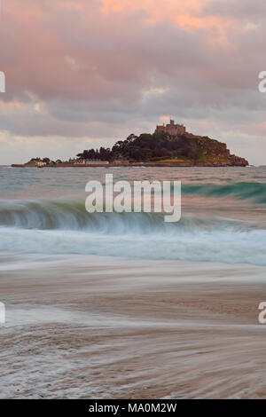 Sommerabend mit dezenten Pastelltönen der Sonnenuntergang in den Wolken über St Michael's Mount in Cornwall, Muster gebildet wie Schindel am Strand ist Dr. Stockfoto