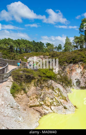 Wai-o-Tapu Thermal Wonderland rotorua Touristen in die erstaunliche Farbe der Teufel Badewanne Neuseeland Rotorua Waiotapu Neuseeland nz Stockfoto