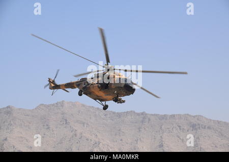 A Mi-17 Transporthubschrauber der Afghanischen Luftwaffe fliegen in den Himmel über dem Kabul militärischen Training Center (KMTC), während einer Übung. Stockfoto