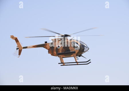 Ein MD 530F Cayuse Krieger leichte Kampfhubschrauber der Afghanischen Luftwaffe fliegen in den Himmel über dem Kabul militärischen Training Center (KMTC), während einer Übung. Stockfoto