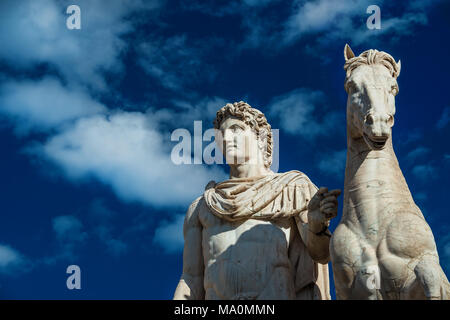 Alten Marmor statue von Castor und Pollux mit Pferd, zurück zu dem 1. Jahrhundert v. Chr., an der Spitze des monumentalen Balustrade im Kapitol vom Stockfoto