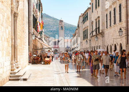 Touristen und Einheimische auf einer Hauptstraße in der Altstadt von Dubrovnik, Kroatien an einem heißen und sonnigen Sommer. Stockfoto