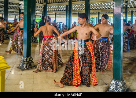 Beksan Putra, traditionelle männliche Palace dance Performance an der Kraton Ngayogyakarta Hadiningrat, der Palast des Sultanat Yogyakarta, Central Java, Stockfoto