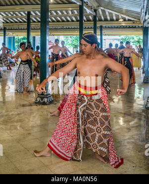 Beksan Putra, traditionelle männliche Palace dance Performance an der Kraton Ngayogyakarta Hadiningrat, der Palast des Sultanat Yogyakarta, Central Java, Stockfoto