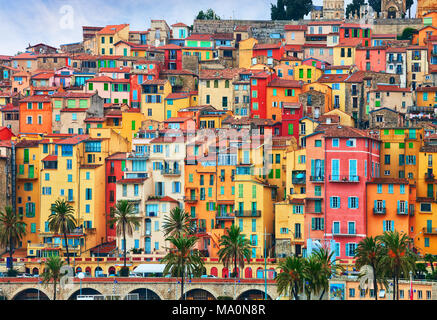 Bunte Häuser in der Altstadt von Menton, Côte d'Azur, Frankreich Stockfoto