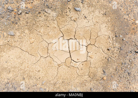 Steine und trockene und rissige Boden Boden während Dürre, gesehen von oben. Stockfoto