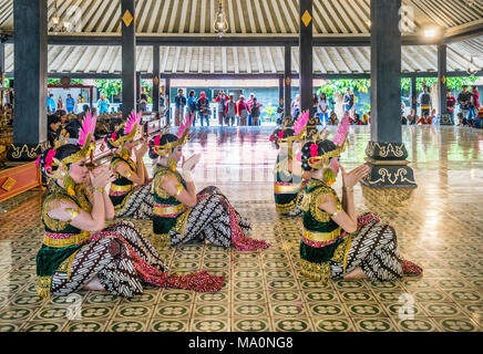 Srimpi Tänzer auf eine kulturelle Leistung an der Kraton Ngayogyakarta Hadiningrat, der Palast des Sultanat Yogyakarta, Java, Indonesien Stockfoto