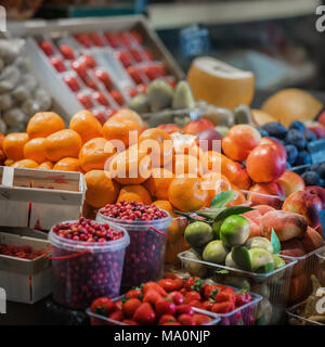 Vegetarische Konzept, Ernährung, Entgiftung, organische Vitamine. Verkauf von frischem organischen verschiedene Arten von Früchten in Farmer's Bazaar, offen zur Schau stellt von pflanzlichen Mar Stockfoto