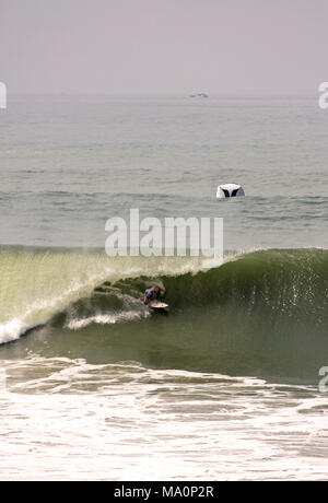 Kelly Slater auf einer Welle bei den US Open von Hurley in Huntington Beach. Stockfoto