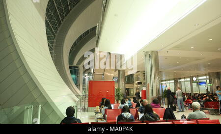 Dubai, VAE - 20. August 2014: die Passagiere am Flughafen in Dubai. Stockfoto