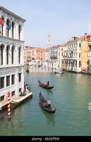 Erhöhten Blick auf die Gondeln auf dem Canal Grande, San Polo, Venedig, Venetien, Italien nehmen Gruppen von Touristen auf einer Sightseeing Tour Stockfoto