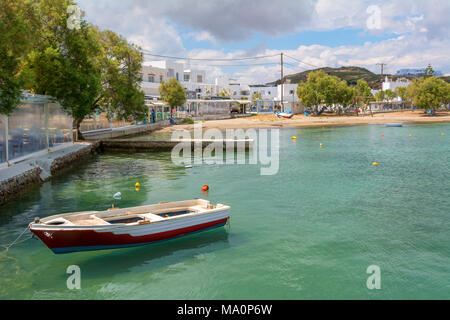 MILOS, Griechenland - 18. Mai 2017: Boot Verankerung in Pollonia Port auf Milos, Griechenland. Stockfoto