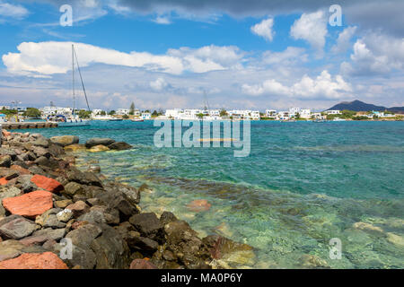 MILOS, Griechenland - 18. Mai 2017: Blick auf die Bucht und der schönen Küste in Pollonia Port. Insel Milos, Griechenland. Stockfoto