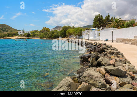 MILOS, Griechenland - 18. Mai 2017: Coastal Promenade am Meer in Pollonia Dorf. Insel Milos, Griechenland. Stockfoto