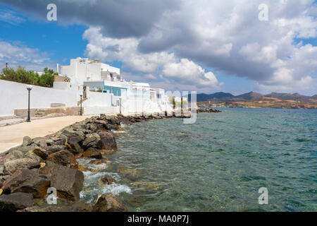 MILOS, Griechenland - 18. Mai 2017: Coastal Promenade am Meer in Pollonia Dorf. Insel Milos, Griechenland. Stockfoto